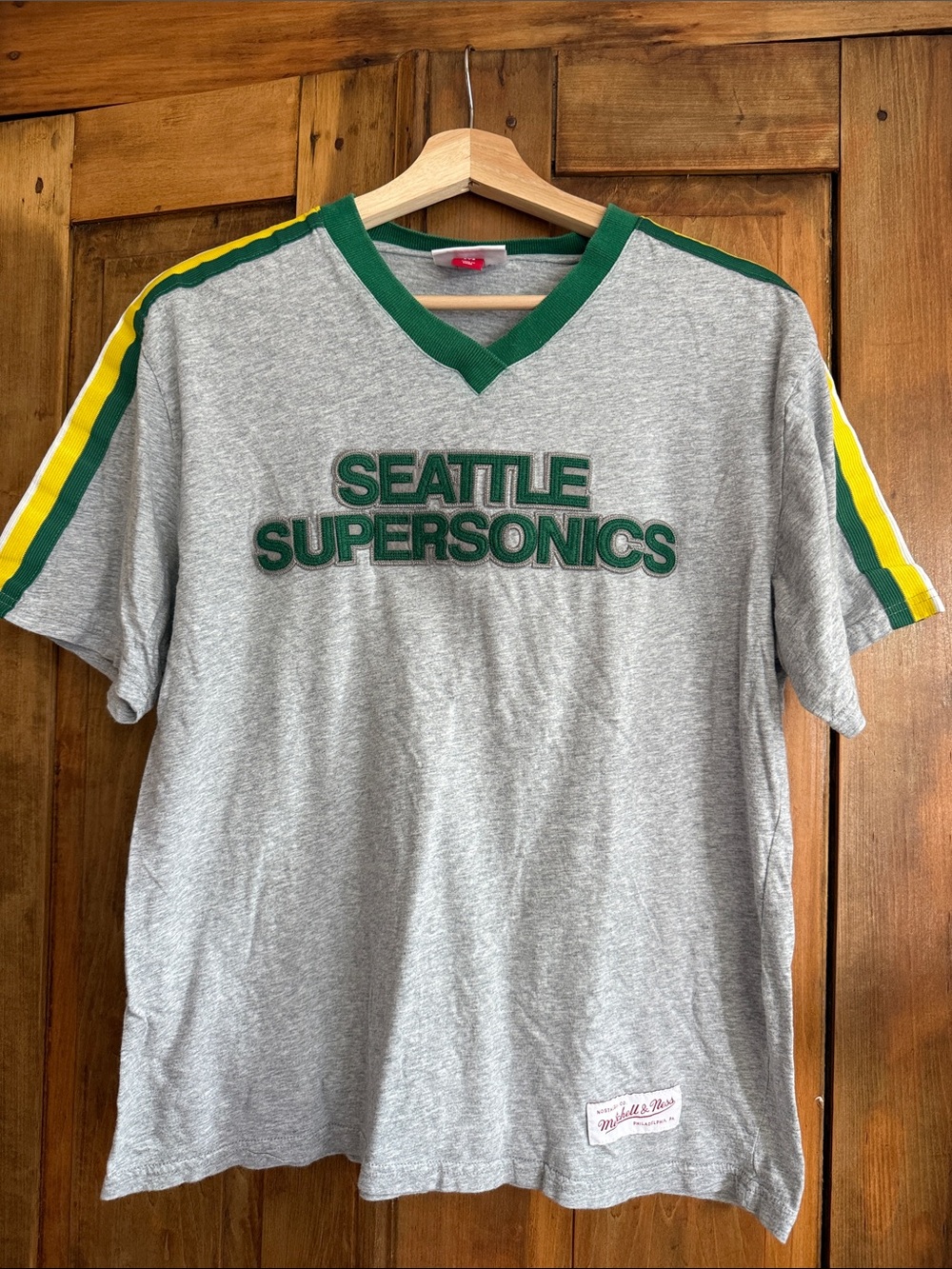 Seattle Supersonics Vintage Style M Grey V-Neck Tee Hardwood Classics Basketball